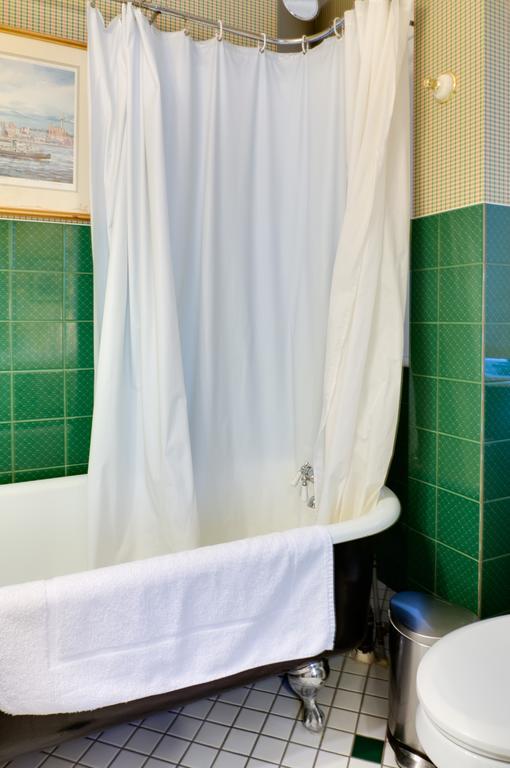 Calgary Westways Guest House Room photo