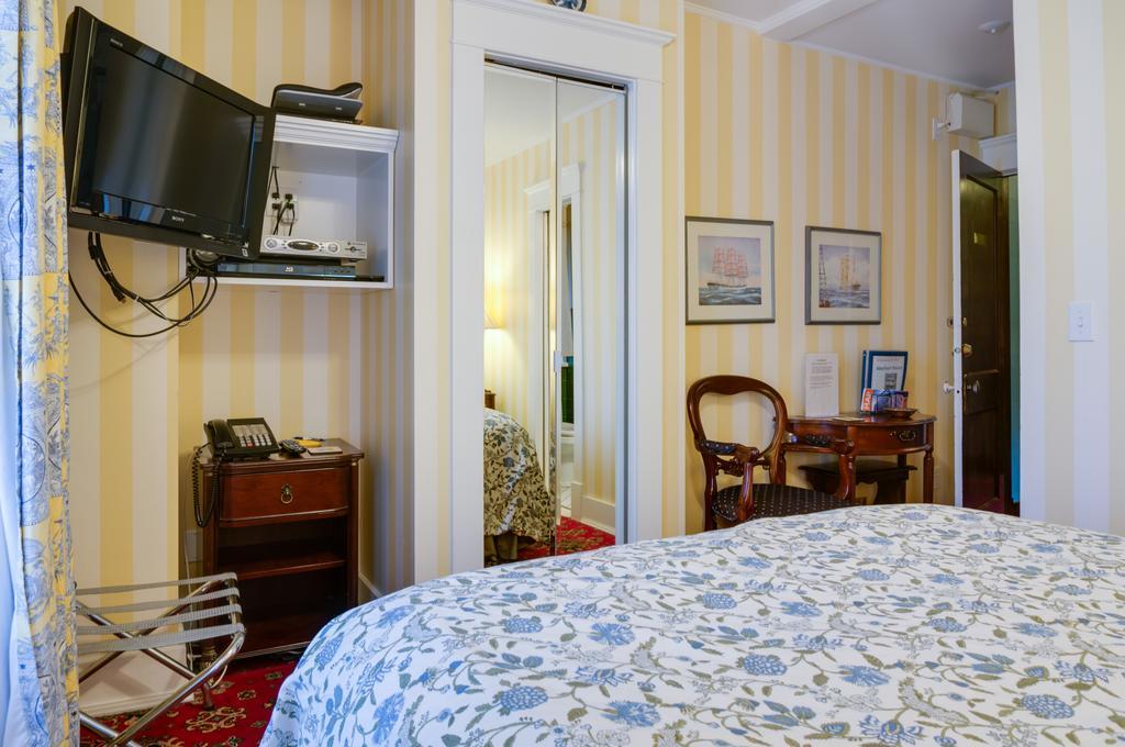 Calgary Westways Guest House Room photo