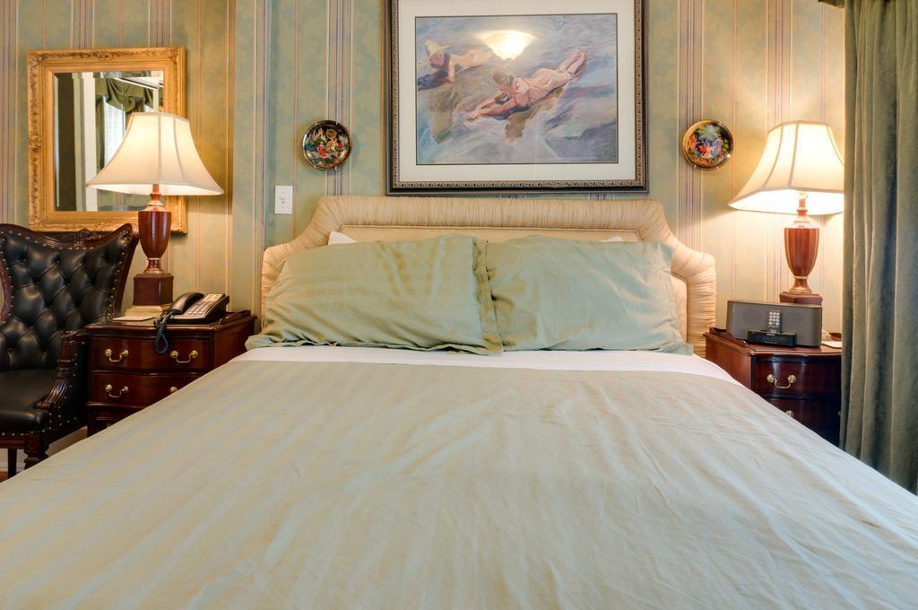 Calgary Westways Guest House Room photo