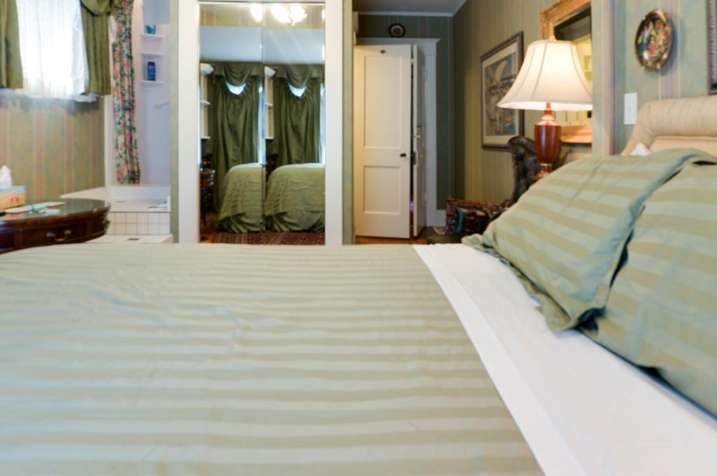 Calgary Westways Guest House Room photo