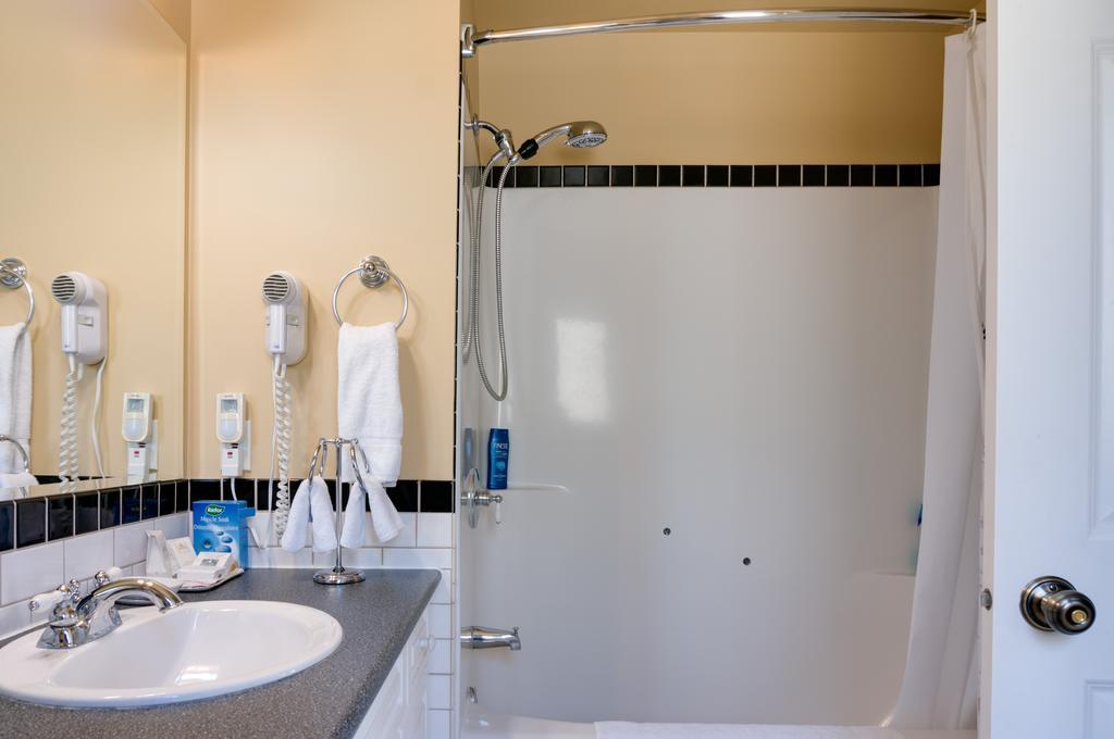 Calgary Westways Guest House Room photo