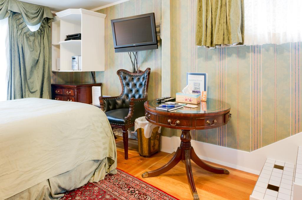 Calgary Westways Guest House Room photo