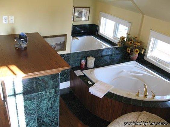 Calgary Westways Guest House Room photo